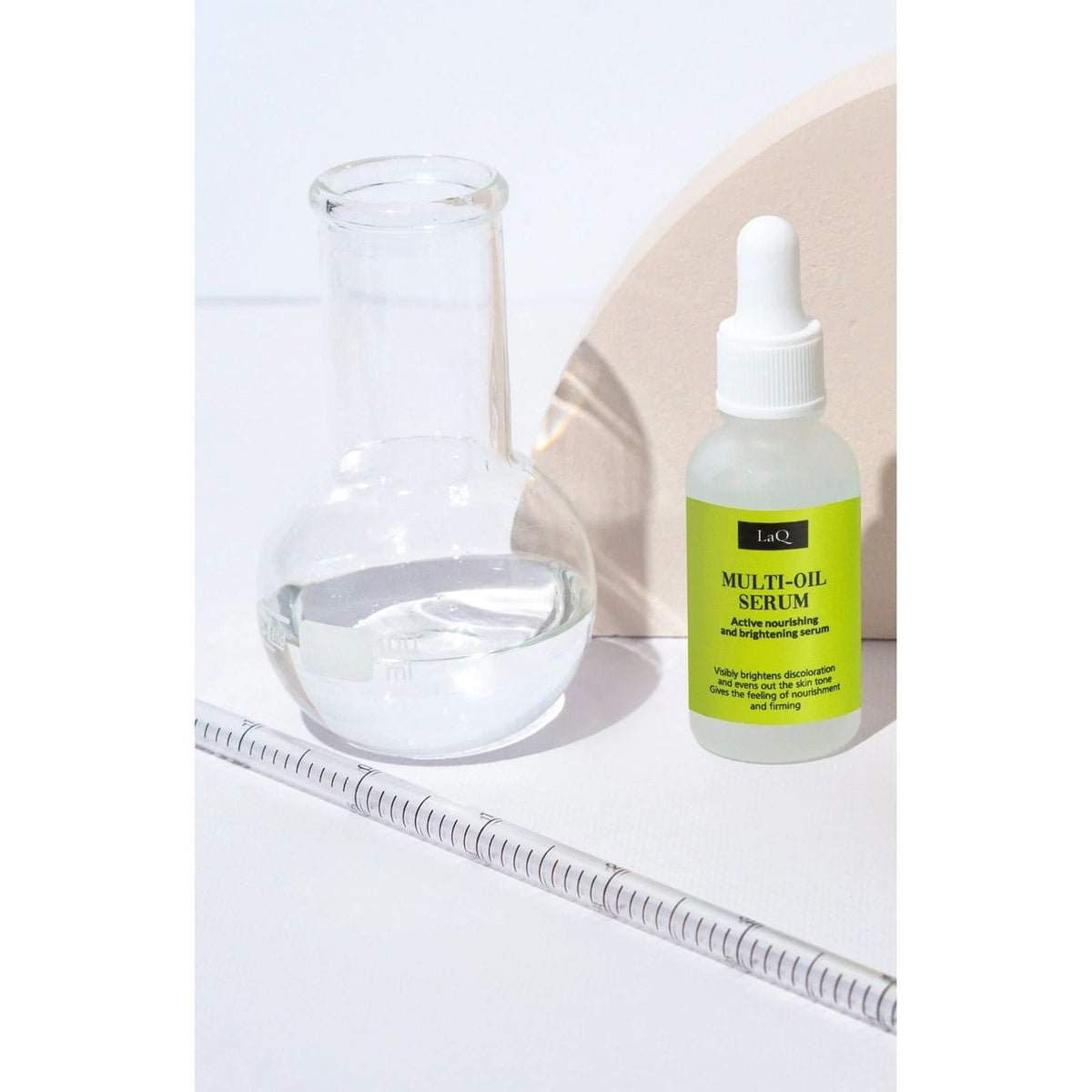LaQ Multi-Oil Gezichtsserum met Vitamines C en E – sfeerfoto