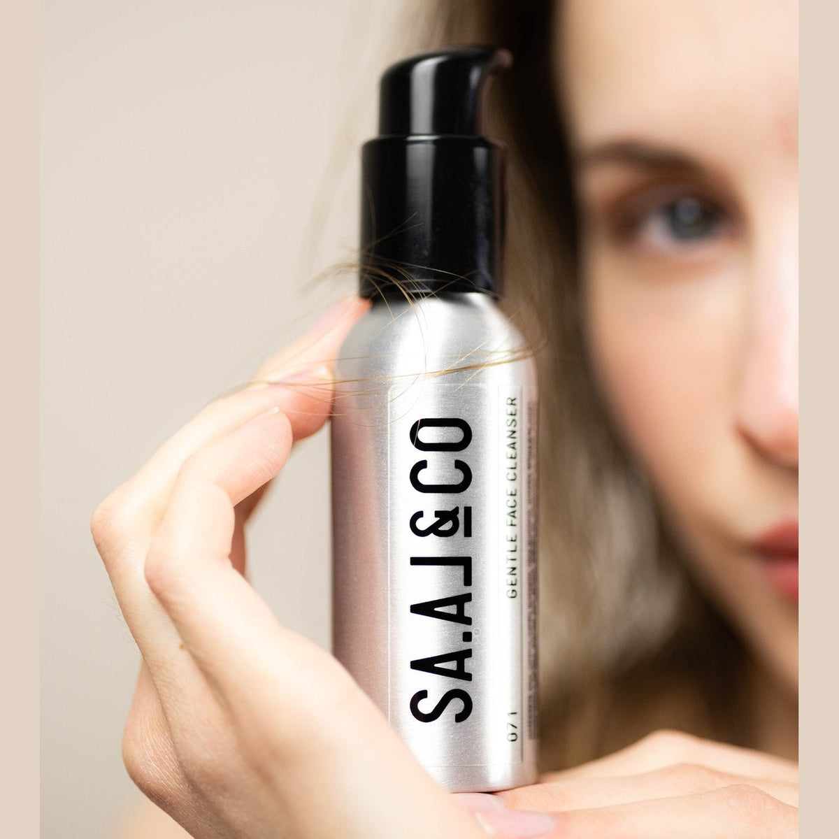 SA.AL&CO Gentle Face Cleanser Gezichtsreiniger – in de hand
