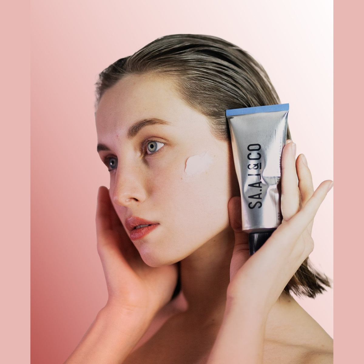 SA.AL&CO Hydraterende Gezichtsbalsem – sfeerfoto met model