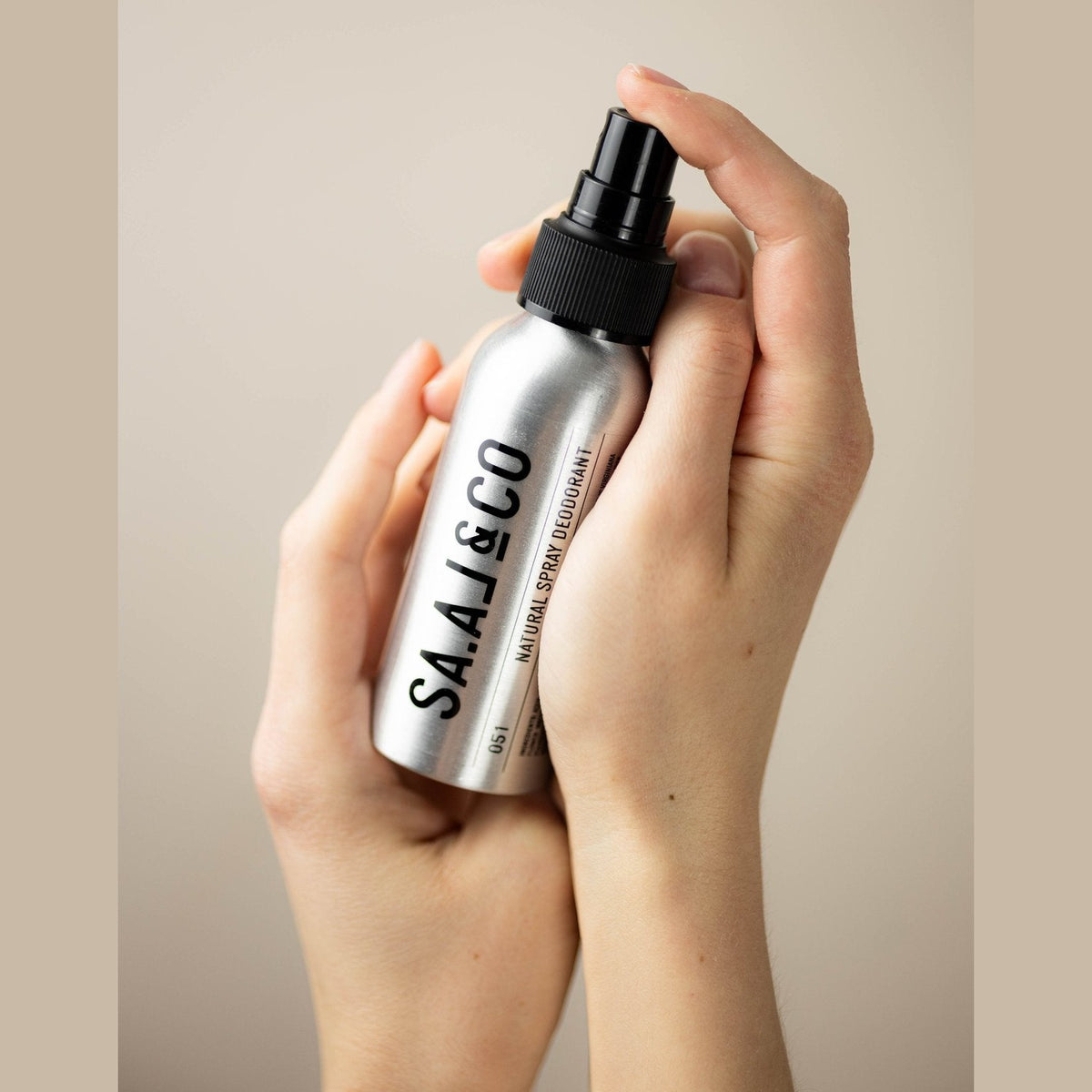 SA.AL&CO Natuurlijke Spray Deodorant – in de hand