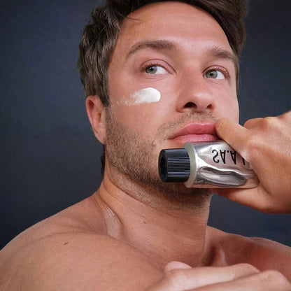 SA.AL&CO Calming After Shave Balm – man brengt de crème aan