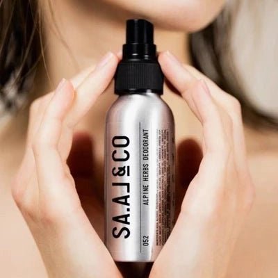 SA.AL&CO Natuurlijke Spray Deodorant Lemon Zephyr – in de hand